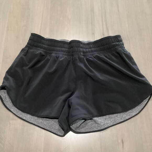 Lululemon Black/Gray Choose a Side Reversible Mid-Rise Shorts - 3" Inseam - Picture 4 of 8